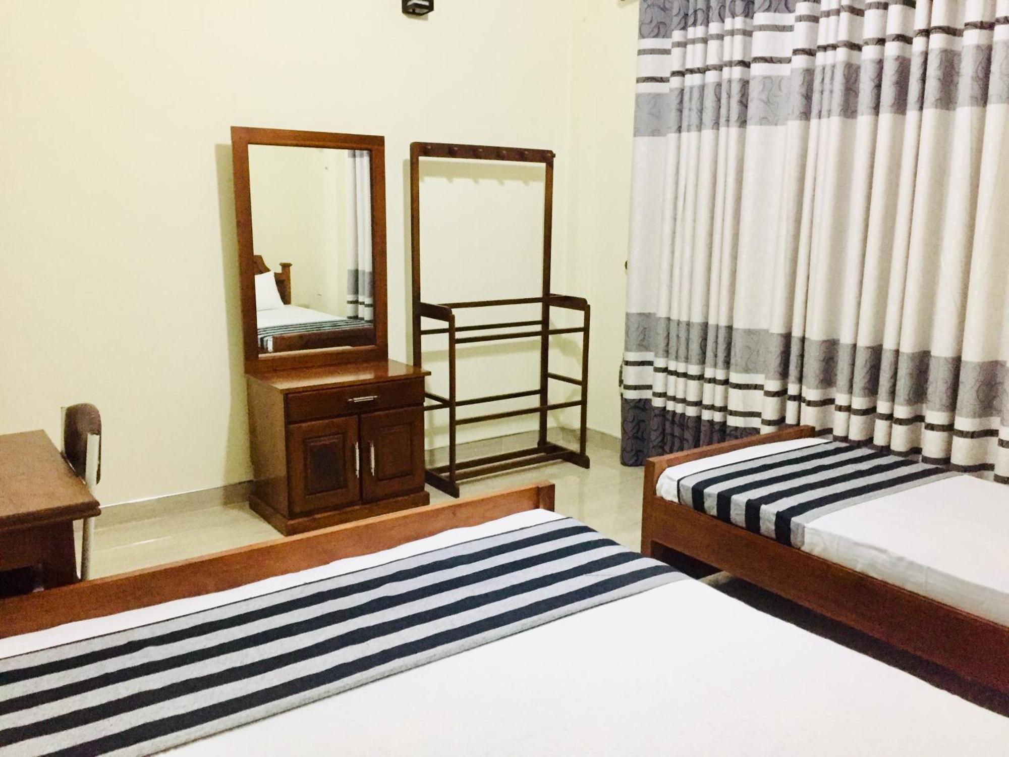 Sweet Home Tourist Rest, Cooking Classes & Tours 아누라다푸라 외부 사진